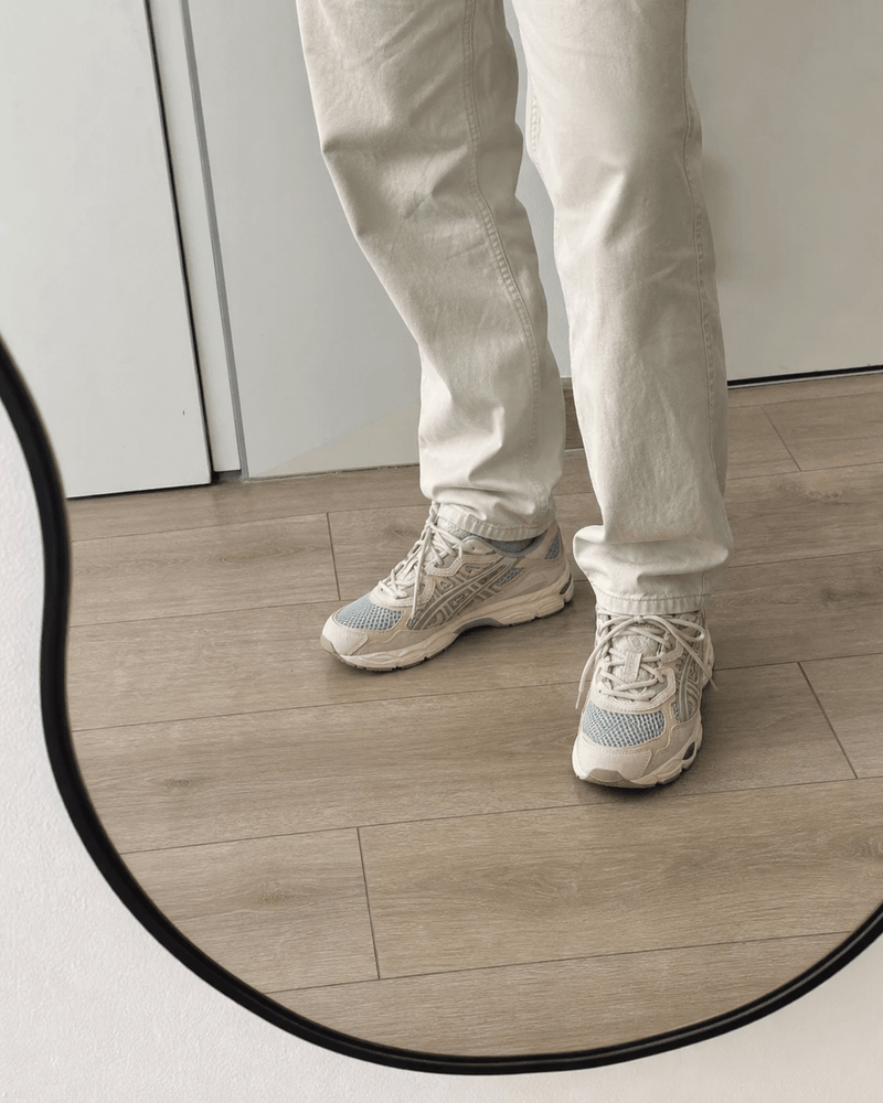 Photo de Baskets Asics Gel NYC prise par un homme devant son miroir