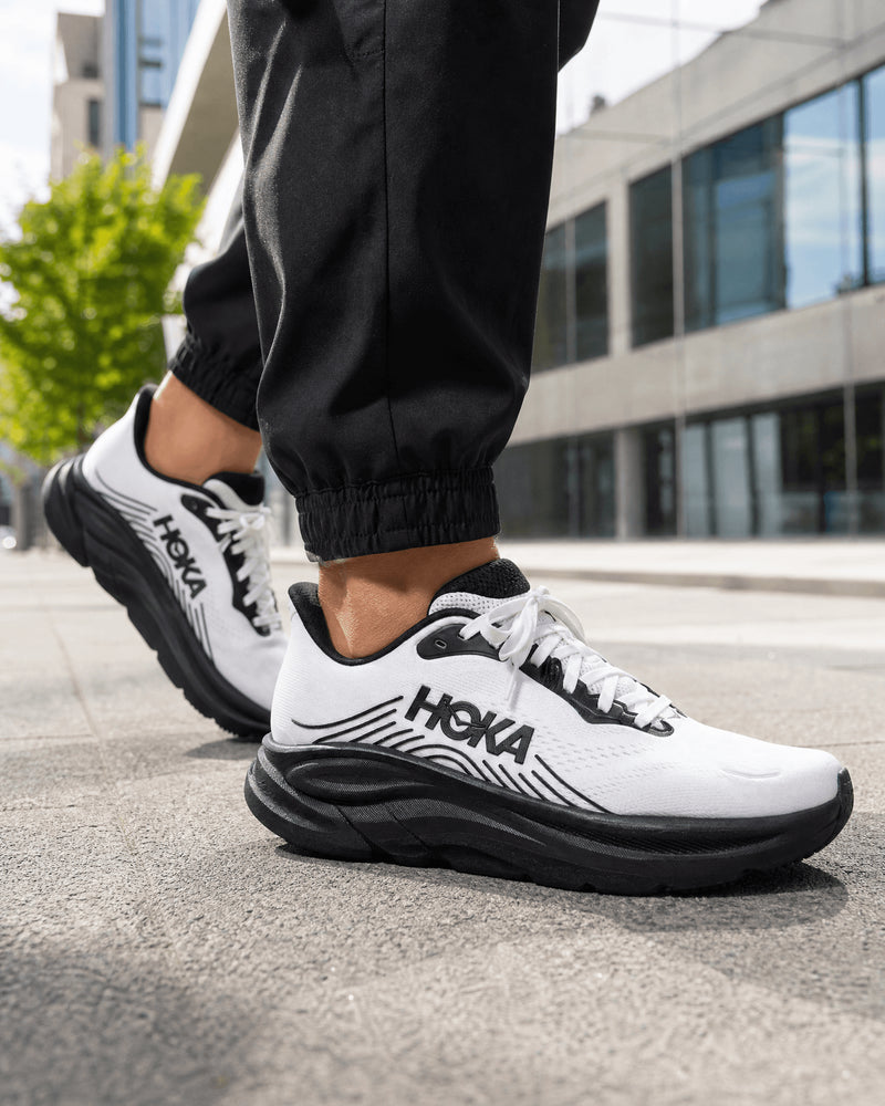 Chaussure running unisexe HOKA CLIFTON 11 coloris noir et blanc