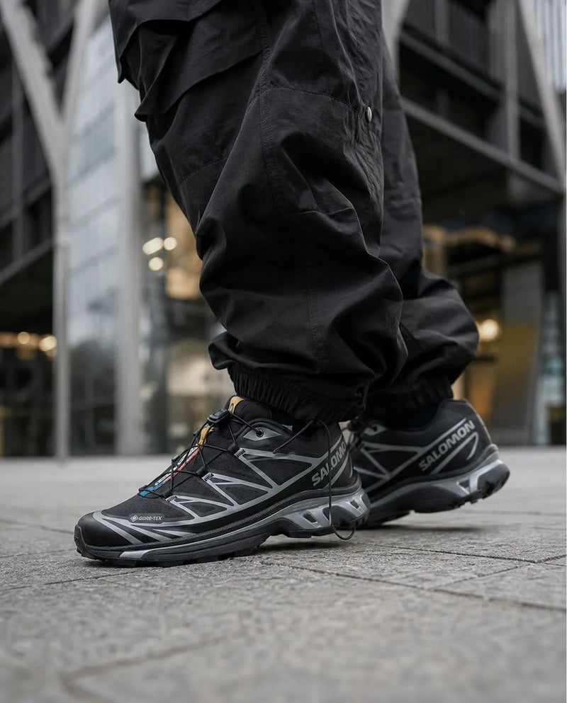 Baskets Salomon noire Unisexe au pied d'un mec