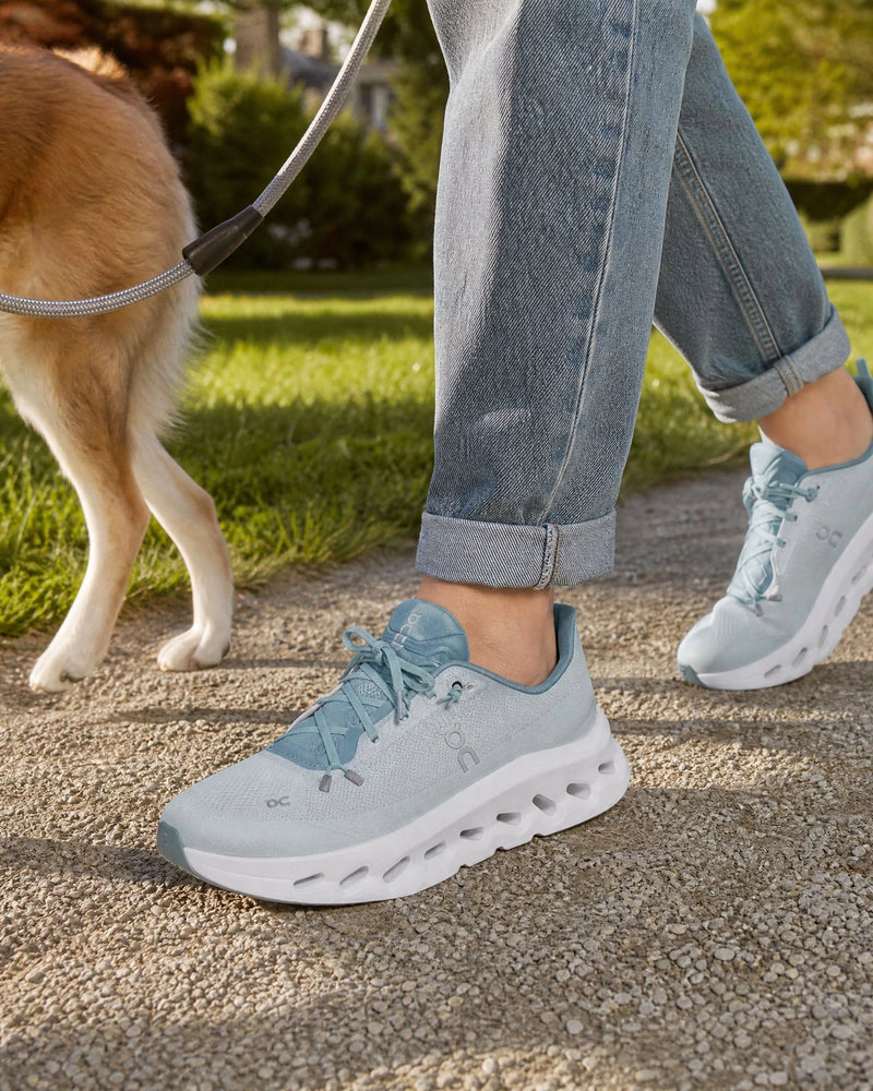 Chaussure running ON Cloudtilt couleur bleu porte par une femme en balade avec son chien