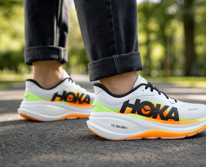 Hoka Clifton Pro modele blanc et orange, ideale pour femme