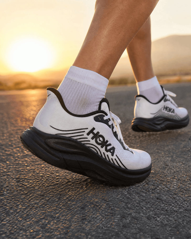 Sneakers pour femme HOKA CLIFTON 11 en couleur Blanc et noir