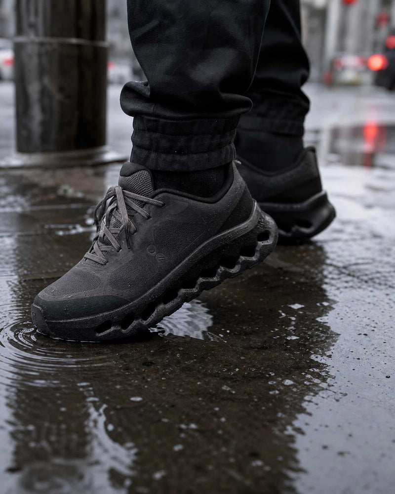 Sneakers ON Cloudtilt Remix noir porté par un homme en ville