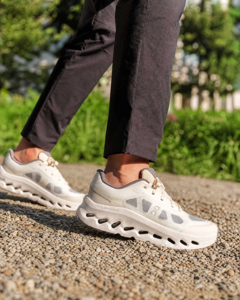 Sneakers unisexe ON Cloudtilt Remix blanc porte par un homme en balade
