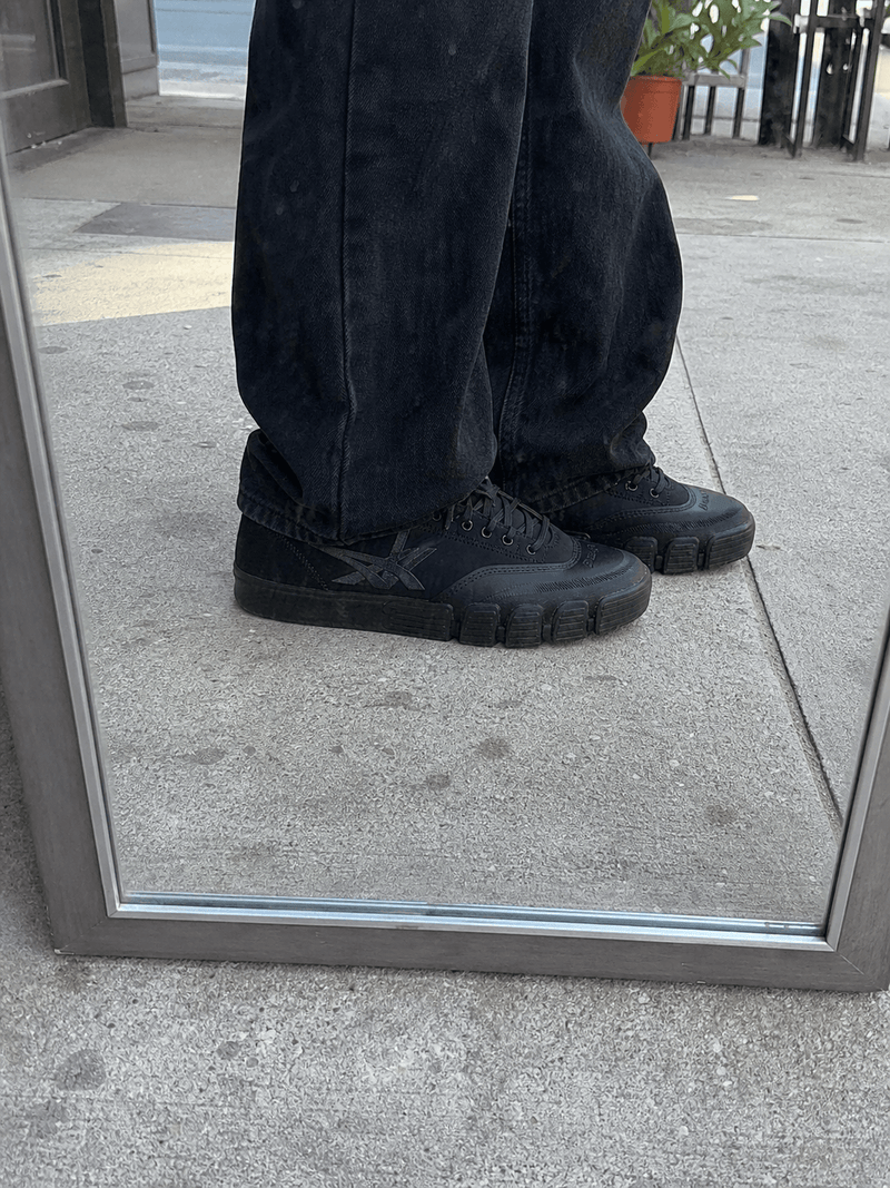 j'ai porté basket ASICS couleur noir. tres class