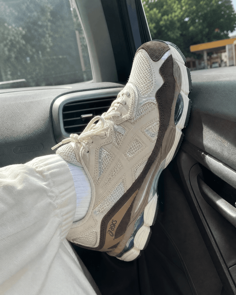j_ai_pris_une_photo_de_mes_sneakers_UGC_ASICSGelNYC_a_mon_pied_dans_ma_voiture_avant_de_sortir