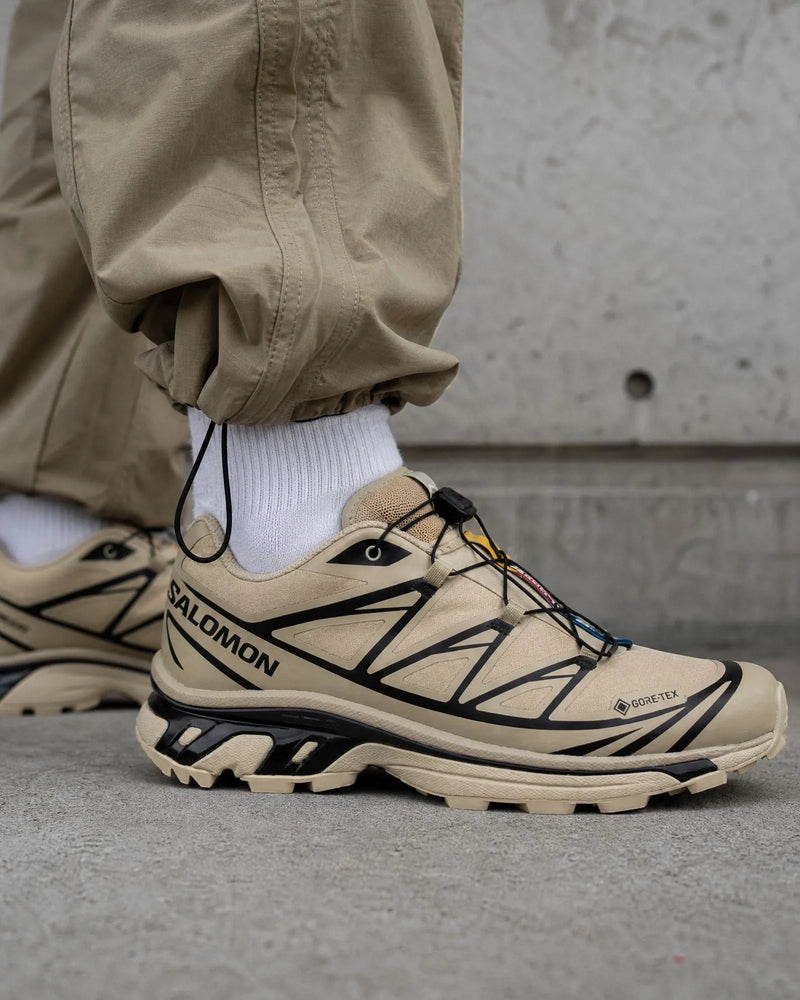 un client satisfait de la paire Salomon XT6 GTX couleur kaki