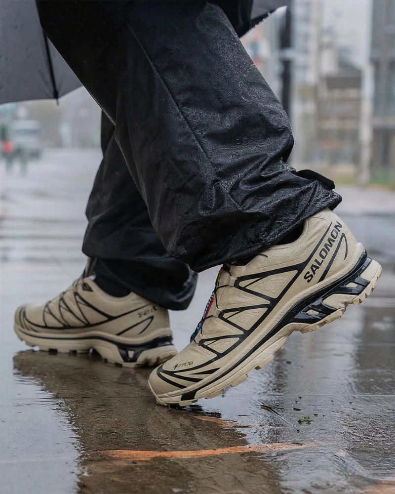 un client satisfait envoie une photo de ses baskets XT6 GTX portés en ville